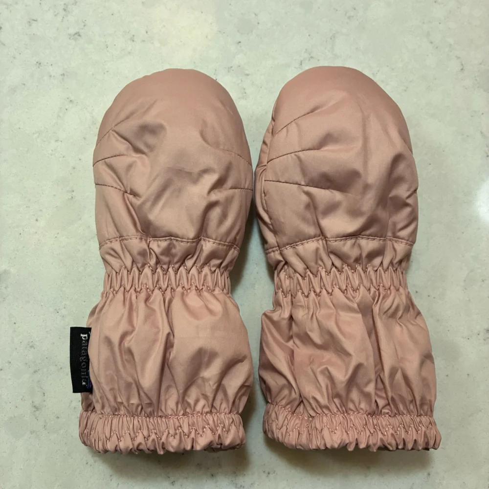 Patagonia Baby Puff Mittens in Fuzzy Mauve